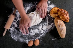 Pasta cruda per pane con gli ingredienti su fondo nero, maschio h fotografie stock libere da diritti Pasta cruda per pane con gli ingredienti su fondo nero, maschio h fotografie stock libere da diritti