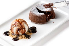 Pasta de azúcar del chocolate y una cucharada del helado en una placa blanca en un primer blanco aislado del fondo fotografía de archivo Pasta de azúcar del chocolate y una cucharada del helado en una placa blanca en un primer blanco aislado del fondo fotografía de archivo