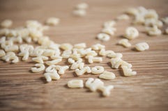 Pasta di alfabeto su fondo di legno immagini stock Pasta di alfabeto su fondo di legno immagini stock