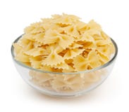 Pasta di Farfalle in ciotola di vetro isolata su bianco Immagini Stock Libere da Diritti Pasta di Farfalle in ciotola di vetro isolata su bianco Immagini Stock Libere da Diritti