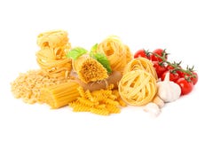 Pasta e verdure isolate su fondo bianco fotografie stock Pasta e verdure isolate su fondo bianco fotografie stock