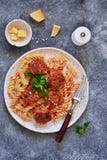 Pasta italiana con le polpette, la salsa al pomodoro ed il parmigiano fotografia stock libera da diritti Pasta italiana con le polpette, la salsa al pomodoro ed il parmigiano fotografia stock libera da diritti