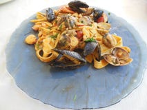 Pasta italiana dei frutti di mare sul piatto fotografia stock libera da diritti Pasta italiana dei frutti di mare sul piatto fotografia stock libera da diritti