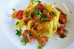 Pasta med champinjoner och tomater arkivbilder Pasta med champinjoner och tomater arkivbilder