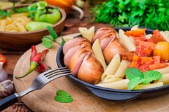 Pasta med korvar och lecho lantligt trä för bakgrund Selektivt fokusera Top beskådar arkivfoto Pasta med korvar och lecho lantligt trä för bakgrund Selektivt fokusera Top beskådar arkivfoto