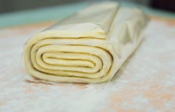 Pasta sfoglia sulla tavola, cucinante immagine stock libera da diritti Pasta sfoglia sulla tavola, cucinante immagine stock libera da diritti