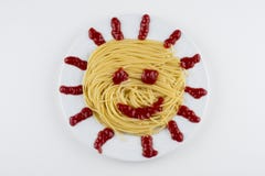 PastaFettuccine Bolognese med tomatsås i den vita bunken Top beskådar arkivfoto PastaFettuccine Bolognese med tomatsås i den vita bunken Top beskådar arkivfoto