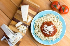 Pastapress med gruyereost och spagetti royaltyfri fotografi Pastapress med gruyereost och spagetti royaltyfri fotografi