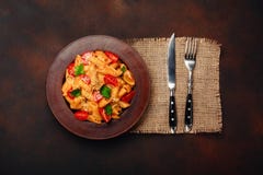 Pastas con queso, el tomate de cereza, la bifurcación y el cuchillo en fondo oxidado imagen de archivo libre de regalías Pastas con queso, el tomate de cereza, la bifurcación y el cuchillo en fondo oxidado imagen de archivo libre de regalías
