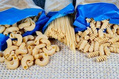 pastas integrales crudas en bolsos en un paño de mimbre en la tabla Visión superior foto de archivo libre de regalías pastas integrales crudas en bolsos en un paño de mimbre en la tabla Visión superior foto de archivo libre de regalías