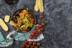Pastas italianas hechas en casa de los mariscos con los mejillones y el camarón imagen de archivo Pastas italianas hechas en casa de los mariscos con los mejillones y el camarón imagen de archivo