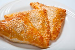 Paste sfoglia casalinghe del formaggio su un piatto bianco fotografie stock libere da diritti Paste sfoglia casalinghe del formaggio su un piatto bianco fotografie stock libere da diritti