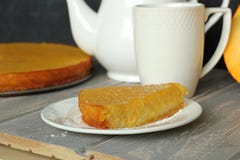 Pastel de calabaza en el escritorio de madera gris Fotografía de archivo libre de regalías Pastel de calabaza en el escritorio de madera gris Fotografía de archivo libre de regalías