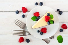 Pastel de queso con los arándanos y las frambuesas, visión superior sobre la madera blanca Fotografía de archivo Pastel de queso con los arándanos y las frambuesas, visión superior sobre la madera blanca Fotografía de archivo