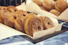 Pastelarias de Cronut na exposição imagens de stock royalty free Pastelarias de Cronut na exposição imagens de stock royalty free