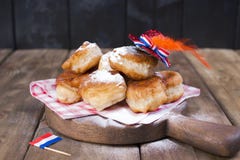 Pastelarias doces holandesas tradicionais Dia de festa do rei decor Coisas alaranjadas para o feriado netherlands Anéis de espuma fotos de stock Pastelarias doces holandesas tradicionais Dia de festa do rei decor Coisas alaranjadas para o feriado netherlands Anéis de espuma fotos de stock