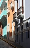 Pastellfärgade byggnader längs en kullerstengata i gamla San Juan arkivbilder Pastellfärgade byggnader längs en kullerstengata i gamla San Juan arkivbilder