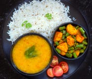 Pasto indiano di glutenfree - lenticchia di Mung dal, riso e curry dei fagioli immagine stock libera da diritti Pasto indiano di glutenfree - lenticchia di Mung dal, riso e curry dei fagioli immagine stock libera da diritti
