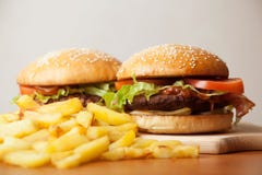 Pasto rapido: hamburger e fritture immagine stock Pasto rapido: hamburger e fritture immagine stock