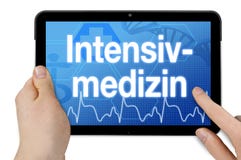 Pastylka komputer z ekranem sensorowym i niemiecki słowo dla intensywnej opieki - Intensivmedizin obrazy royalty free Pastylka komputer z ekranem sensorowym i niemiecki słowo dla intensywnej opieki - Intensivmedizin obrazy royalty free