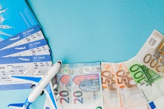 Paszport, dolary i bilet na błękitnym tle, euro, płaskiego i lotniczego, Podr??y poj?cie, kopii przestrze? obraz stock Paszport, dolary i bilet na błękitnym tle, euro, płaskiego i lotniczego, Podr??y poj?cie, kopii przestrze? obraz stock