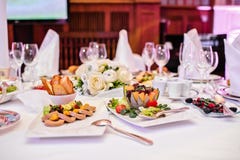 Pasztetu Z Gęsich Wątróbek łeb z krakersami i jagodami Bankiet w luksusowej restauracji zdjęcie stock Pasztetu Z Gęsich Wątróbek łeb z krakersami i jagodami Bankiet w luksusowej restauracji zdjęcie stock