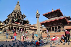 PATAN, NEPAL - DECEMBER 19, 2014: Durbarvierkant met de tempel van Bishwanath Mandir, Garuda-standbeeld op kolom en Krishna Mandi royalty-vrije stock fotografie PATAN, NEPAL - DECEMBER 19, 2014: Durbarvierkant met de tempel van Bishwanath Mandir, Garuda-standbeeld op kolom en Krishna Mandi royalty-vrije stock fotografie