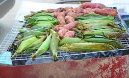 Patata dulce amarilla y arroz pegajoso negro con la leche de coco, taro limitado firmemente en las hojas Kao Niew Piak del plátan imagenes de archivo Patata dulce amarilla y arroz pegajoso negro con la leche de coco, taro limitado firmemente en las hojas Kao Niew Piak del plátan imagenes de archivo