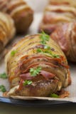 Patatas cocidas al horno con tocino y queso Comida de la patata Plato para la cena Ciérrese encima de la visión Visión superior, foto de archivo Patatas cocidas al horno con tocino y queso Comida de la patata Plato para la cena Ciérrese encima de la visión Visión superior, foto de archivo