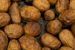 Patatas fritas en la cáscara con aceite de girasol oscuro imágenes de archivo libres de regalías Patatas fritas en la cáscara con aceite de girasol oscuro imágenes de archivo libres de regalías