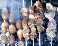 Patate e carne sugli spiedi immagini stock libere da diritti Patate e carne sugli spiedi immagini stock libere da diritti