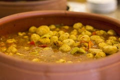 Patate stufate con le verdure in una grande pentola di argilla fotografia stock libera da diritti Patate stufate con le verdure in una grande pentola di argilla fotografia stock libera da diritti
