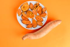 Patates douces rôties sur la casserole de gril sur le plan rapproché de plat Tir? d'en haut photographie stock libre de droits Patates douces rôties sur la casserole de gril sur le plan rapproché de plat Tir? d'en haut photographie stock libre de droits