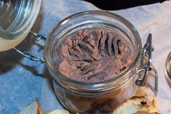 Pate från feg lever med krutonger arkivbild Pate från feg lever med krutonger arkivbild