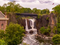 Paterson, NJ/Ηνωμένες Πολιτείες - 22 Μαΐου 2016: Μια άποψη τοπίων του εθνικού ιστορικού πάρκου πτώσεων Paterson μεγάλου στοκ φωτογραφίες με δικαίωμα ελεύθερης χρήσης Paterson, NJ/Ηνωμένες Πολιτείες - 22 Μαΐου 2016: Μια άποψη τοπίων του εθνικού ιστορικού πάρκου πτώσεων Paterson μεγάλου στοκ φωτογραφίες με δικαίωμα ελεύθερης χρήσης
