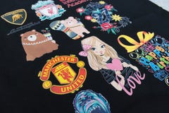 Pathumthani, Tailandia - 16 de junio de 2017: Logotipo o emblema en la camisa negra para su diseño en concepto de la etiqueta eng fotografía de archivo libre de regalías Pathumthani, Tailandia - 16 de junio de 2017: Logotipo o emblema en la camisa negra para su diseño en concepto de la etiqueta eng fotografía de archivo libre de regalías