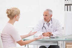 Patient consultant un docteur sérieux image stock Patient consultant un docteur sérieux image stock