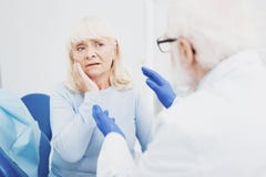Patient féminin bouleversé éprouvant la douleur images libres de droits Patient féminin bouleversé éprouvant la douleur images libres de droits