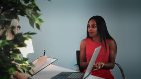 Patient féminin noir partageant des problèmes avec le psychologue féminin banque de vidéos Patient féminin noir partageant des problèmes avec le psychologue féminin banque de vidéos
