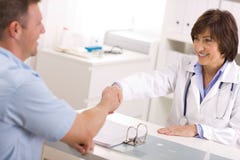 patiente de femelle de docteur