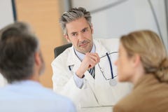 Patienter som möter doktorn för en medicinsk rådgivning arkivbilder Patienter som möter doktorn för en medicinsk rådgivning arkivbilder