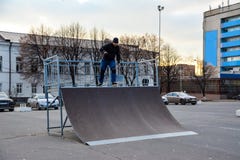 Patinage de rouleau d'homme de loisir au central de la ville sur le coucher du soleil L'hiver image stock Patinage de rouleau d'homme de loisir au central de la ville sur le coucher du soleil L'hiver image stock
