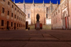 Patio de escuelas importantes, con la estatua de la batalla Luis de Leon y la fachada de la universidad vieja de Salamanca imagen de archivo Patio de escuelas importantes, con la estatua de la batalla Luis de Leon y la fachada de la universidad vieja de Salamanca imagen de archivo