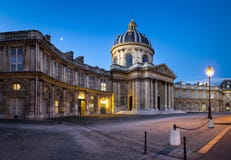Patio del instituto francés en el amanecer, París, Francia Fotografía de archivo Patio del instituto francés en el amanecer, París, Francia Fotografía de archivo