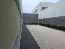 Patio incluido con la superficie pebbled imágenes de archivo libres de regalías Patio incluido con la superficie pebbled imágenes de archivo libres de regalías