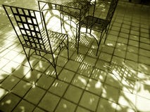 Patio με τα έπιπλα επεξεργασμένου σιδήρου στον ήλιο στοκ εικόνες Patio με τα έπιπλα επεξεργασμένου σιδήρου στον ήλιο στοκ εικόνες