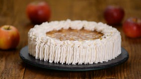 Patissier verziert den Apfelkuchen mit Pistazien stock video Patissier verziert den Apfelkuchen mit Pistazien stock video