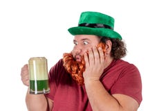 Patricks dagparti Stående av den roliga feta mannen som rymmer exponeringsglas av öl på St Patrick royaltyfri foto Patricks dagparti Stående av den roliga feta mannen som rymmer exponeringsglas av öl på St Patrick royaltyfri foto