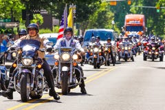 Patriot-Schutz-und Rollen-Donner-Motorrad-Reiter in der Parade Lizenzfreie Stockfotos Patriot-Schutz-und Rollen-Donner-Motorrad-Reiter in der Parade Lizenzfreie Stockfotos