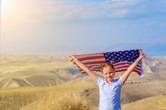 Patriottische vakantie Gelukkig leuk jong geitje, weinig kindmeisje met Amerikaanse vlag Nationaal 4 juli Herdenkings Dag stock afbeelding Patriottische vakantie Gelukkig leuk jong geitje, weinig kindmeisje met Amerikaanse vlag Nationaal 4 juli Herdenkings Dag stock afbeelding